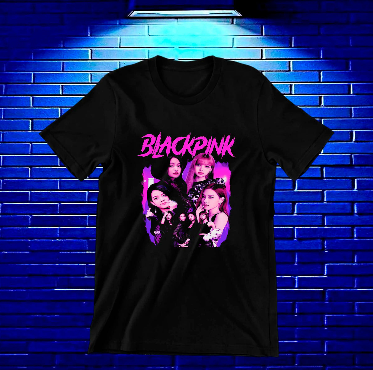 Camiseta BLACKPINK – Grupo ilustrado en rosa · Negra