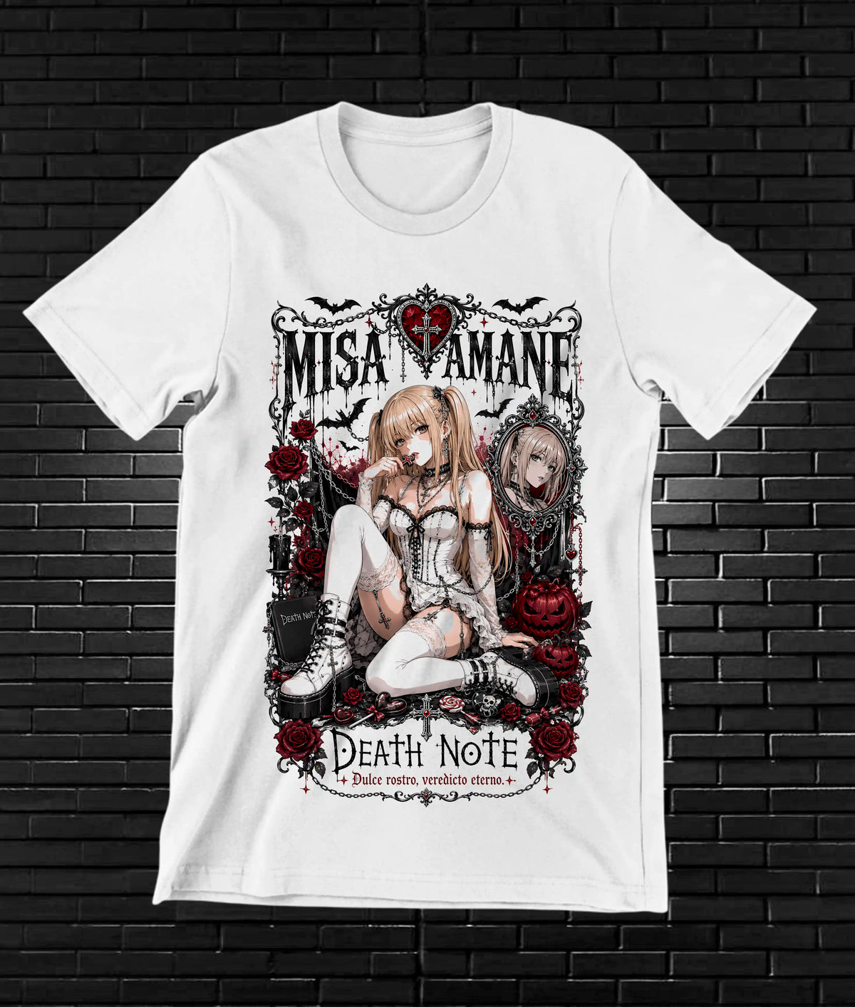 Camiseta Death Note – Misa Amane sentada y retratos · Blanca