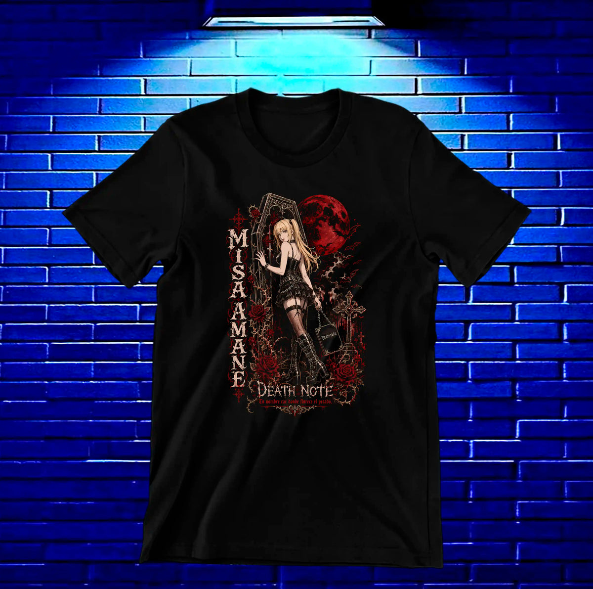 Camiseta Death Note – Misa Amane de pie en marco gótico · Negra