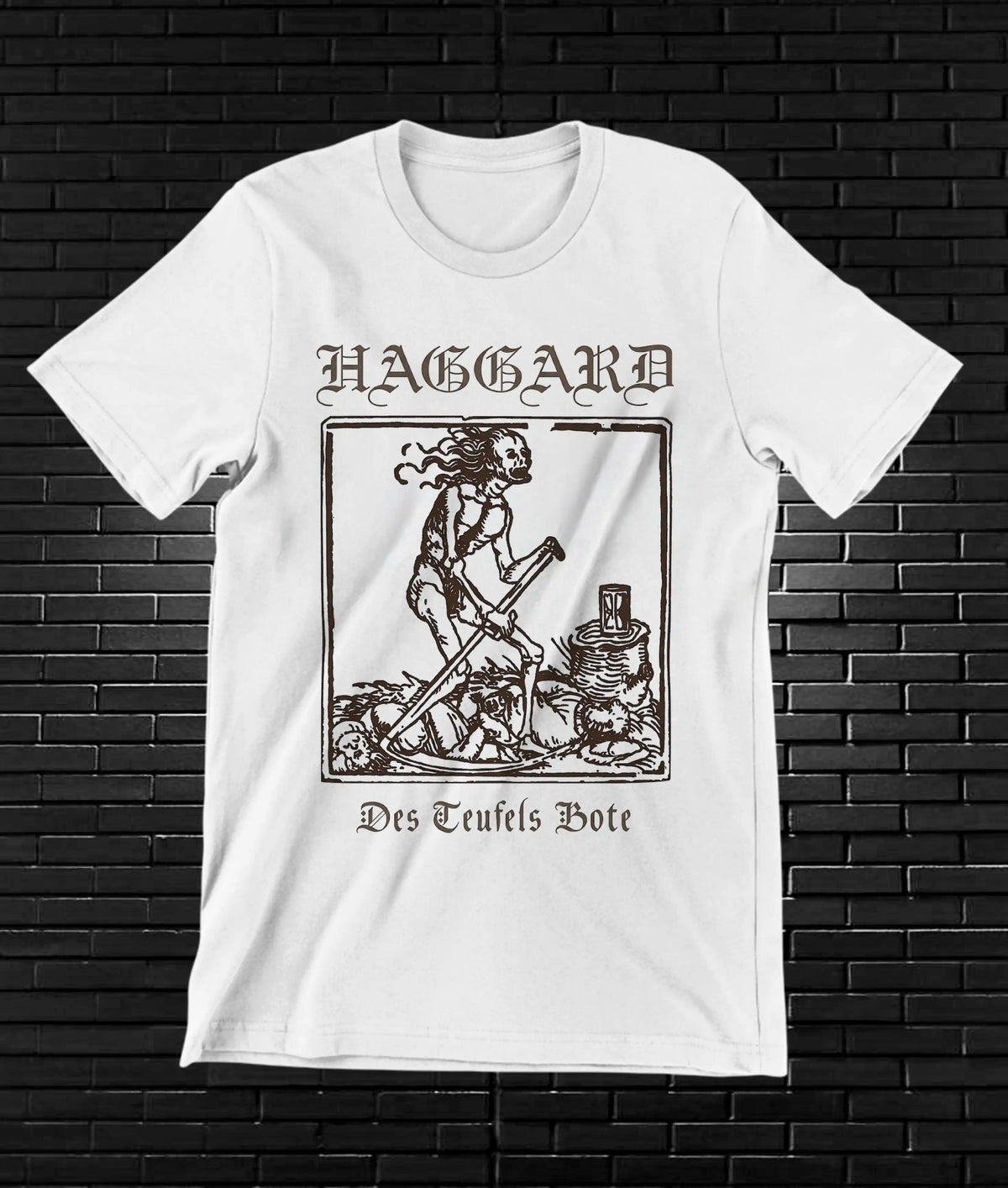 Camiseta Haggard – Figura esquelética con instrumento · Blanca