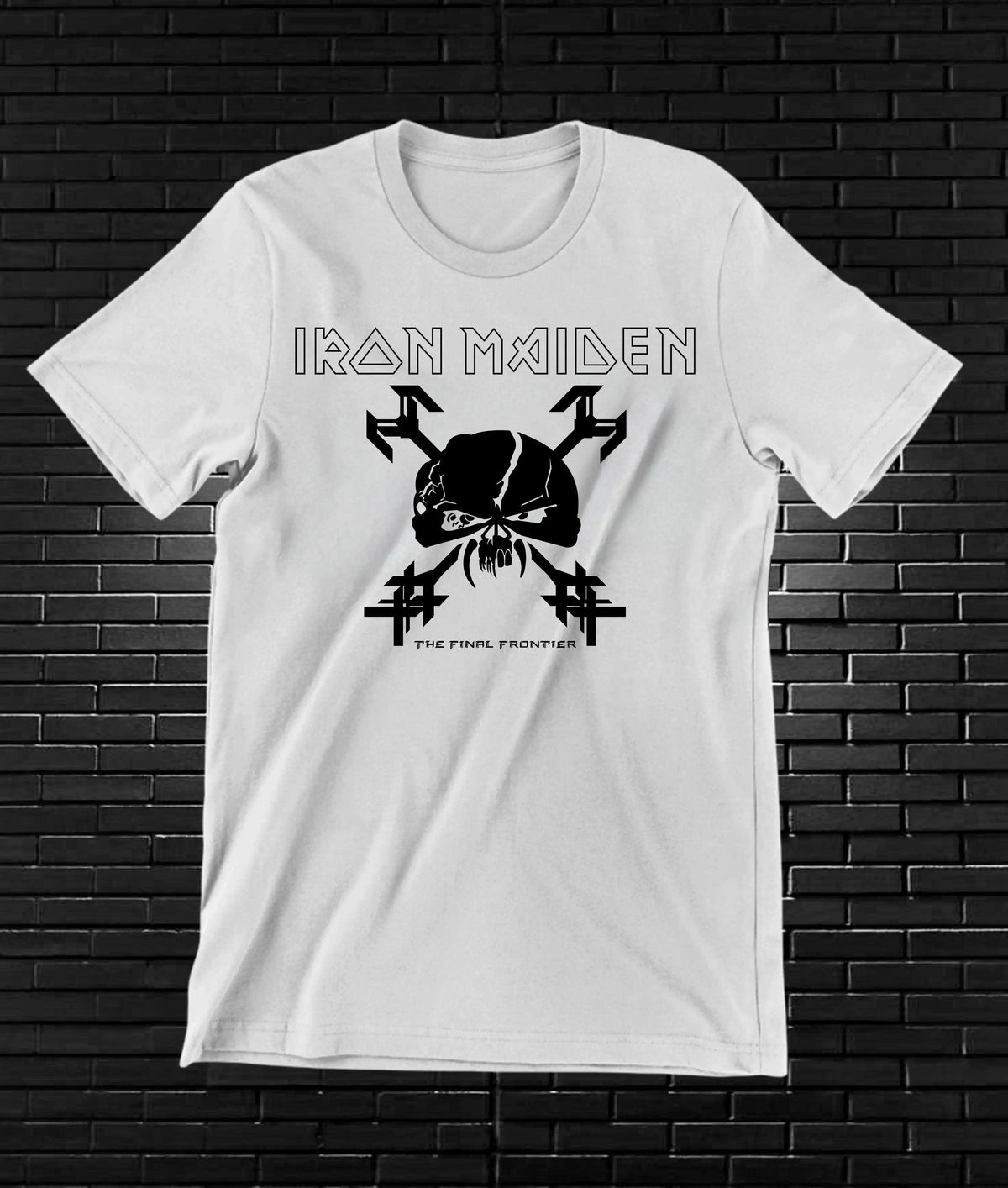 Camiseta Iron Maiden – Eddie · casco y huesos · Blanca