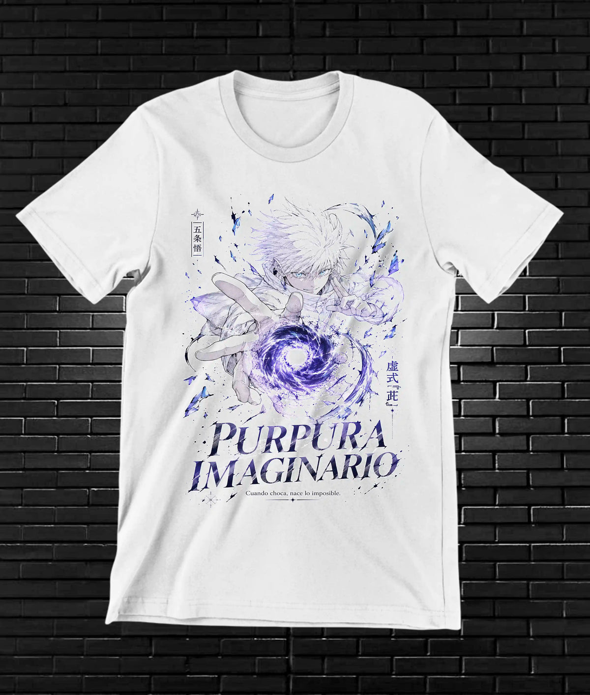 Camiseta Jujutsu Kaisen – Gojo · Púrpura imaginario · Blanca