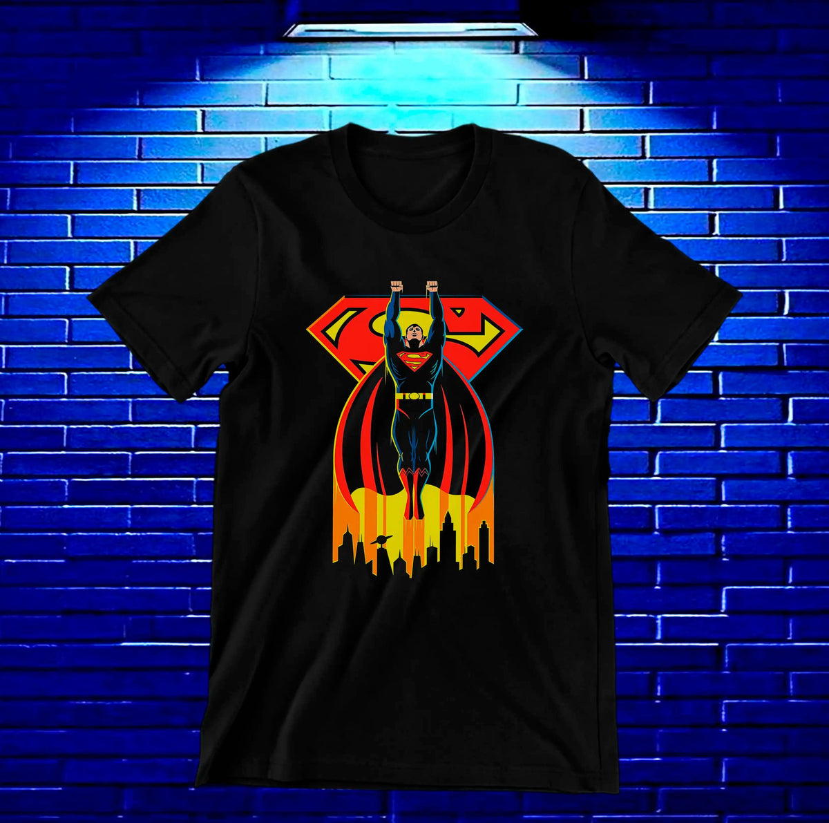 Camiseta Superman – Superman sobre franjas rojas y amarillas · Negra
