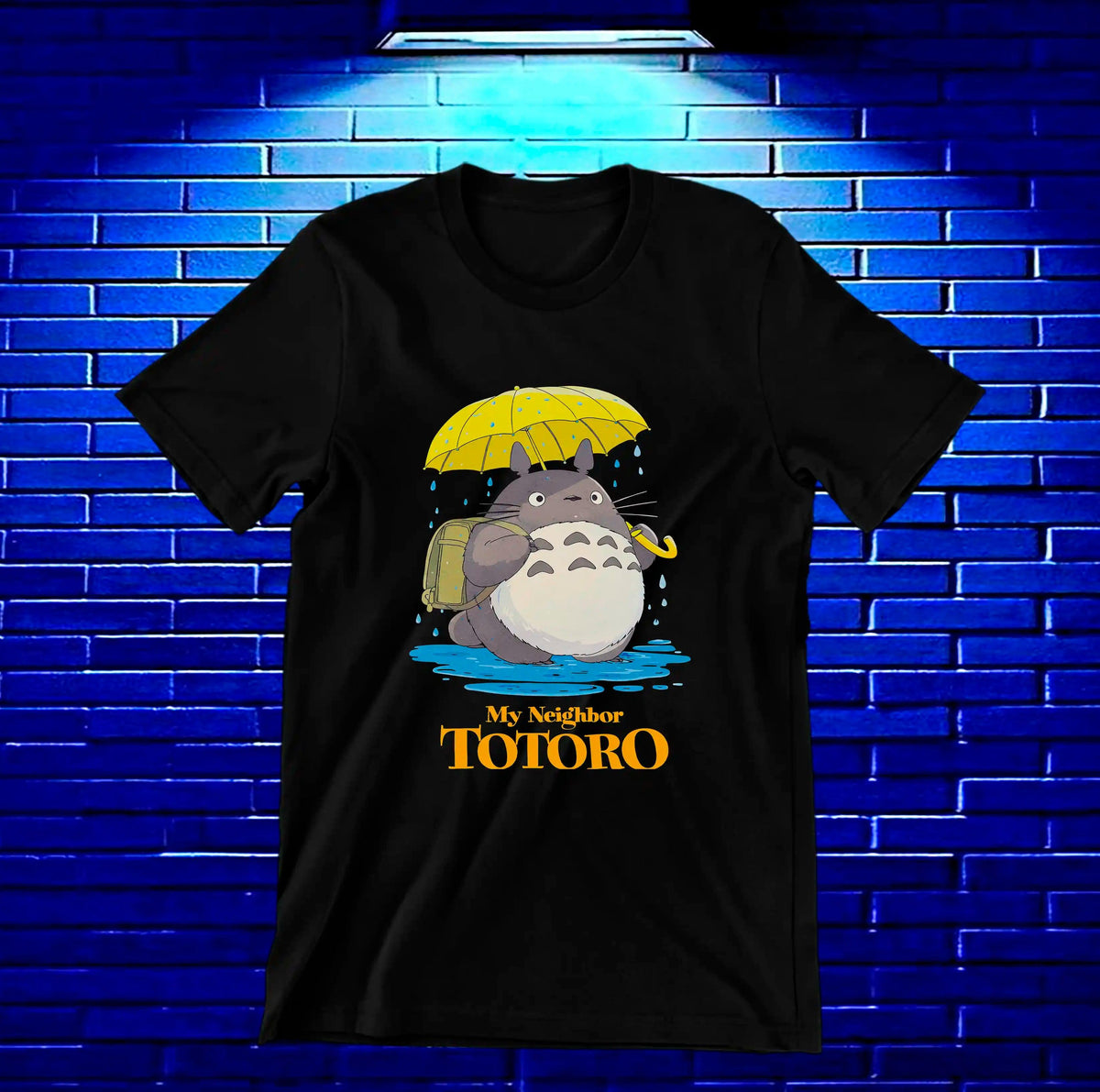 Camiseta Mi vecino Totoro – Totoro entre hojas · Negra