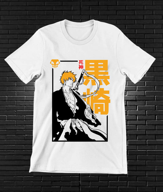 Camiseta Bleach – Ichigo Kurosaki · figura y letras naranjas · Blanca