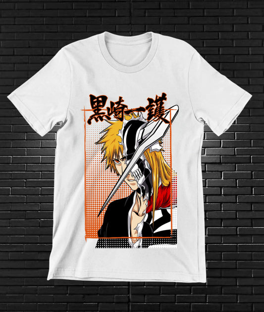 Camiseta Bleach – Ichigo con espada y emblema · Blanca