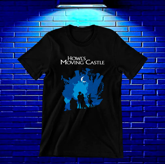 Camiseta El increíble castillo vagabundo – Siluetas sobre paisaje azul · Negra