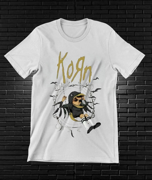 Camiseta Korn – Muñeco entre hilos · Blanca