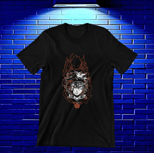 Camiseta Black Clover – Asta con aura de fuego · Negra