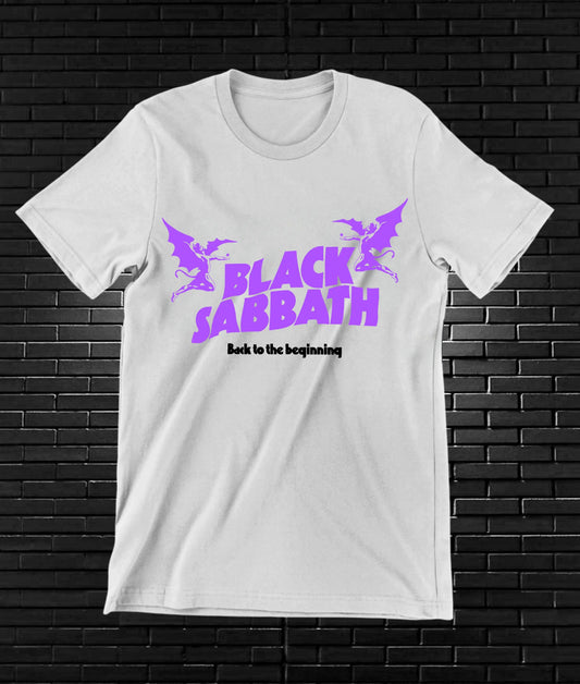 Camiseta Black Sabbath – Logotipo violeta con alas · Blanca