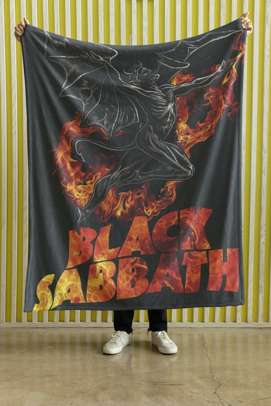 Cobija Black Sabbath – Figura entre llamas