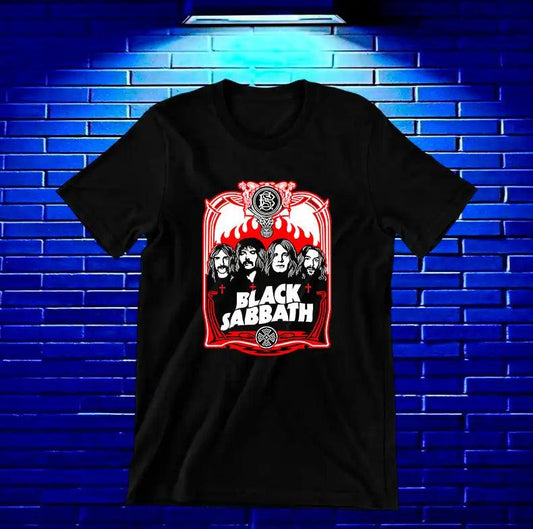 Camiseta Black Sabbath – Retratos y emblema rojo · Negra