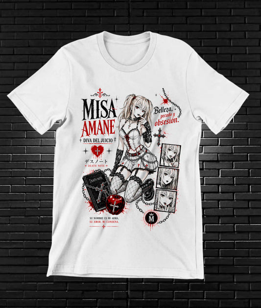 Camiseta Death Note – Misa Amane · collage gótico con corazones · Blanca