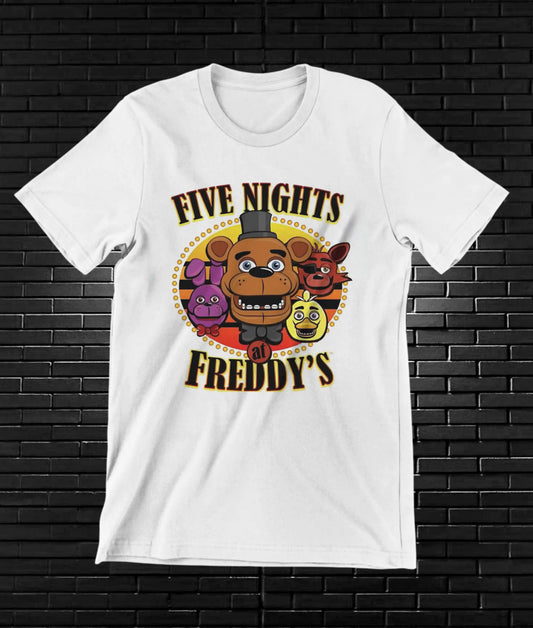 Camiseta Five Nights at Freddy's – Freddy Fazbear y máscaras · Blanca