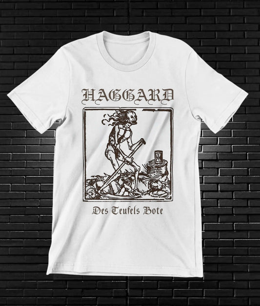 Camiseta Haggard – Figura esquelética con instrumento · Blanca