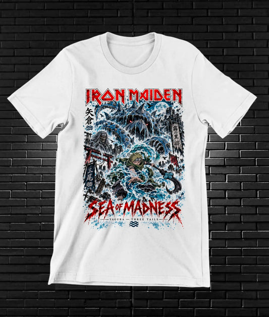 Camiseta Iron Maiden x Naruto – CAMINE – Diseño NIVRA – Blanco