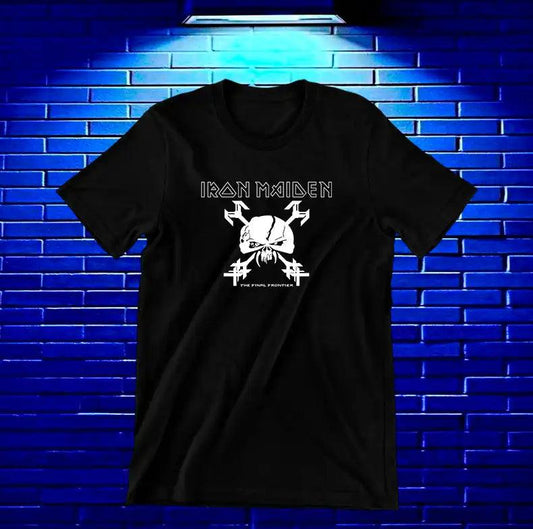 Camiseta Iron Maiden – Eddie · casco y huesos · Negra