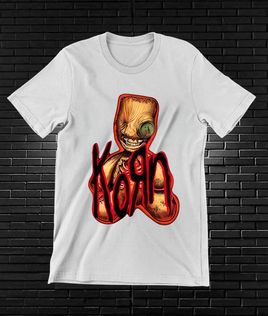 Camiseta Korn – Rostro con logotipo rojo · Blanca
