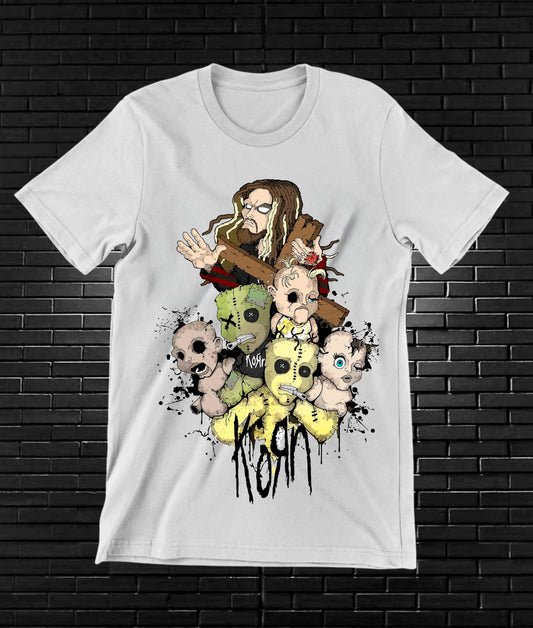 Camiseta Korn – Collage de personajes y calaveras · Blanca