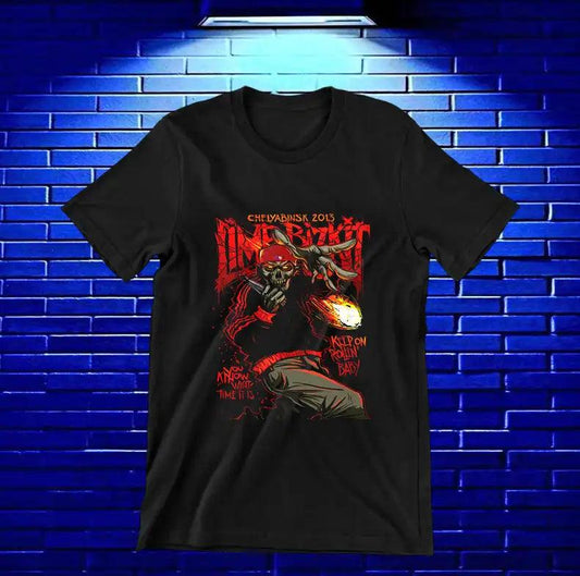 Camiseta Limp Bizkit – Vocalista con gorra y micrófono · Negra