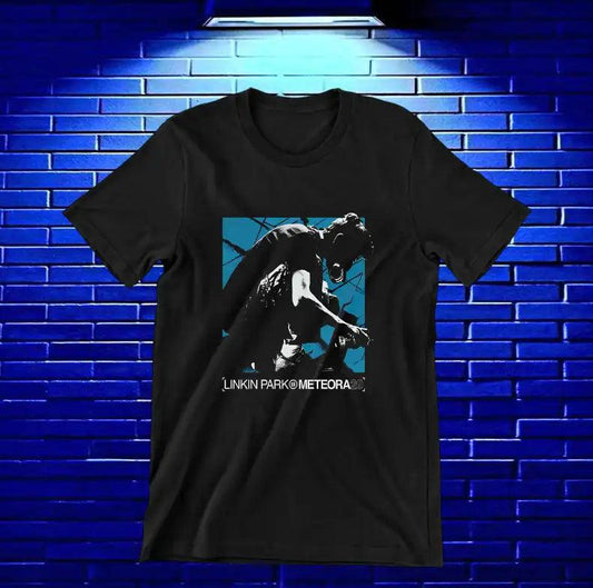 Camiseta Linkin Park – Meteora · figura sobre fondo azul · Negra