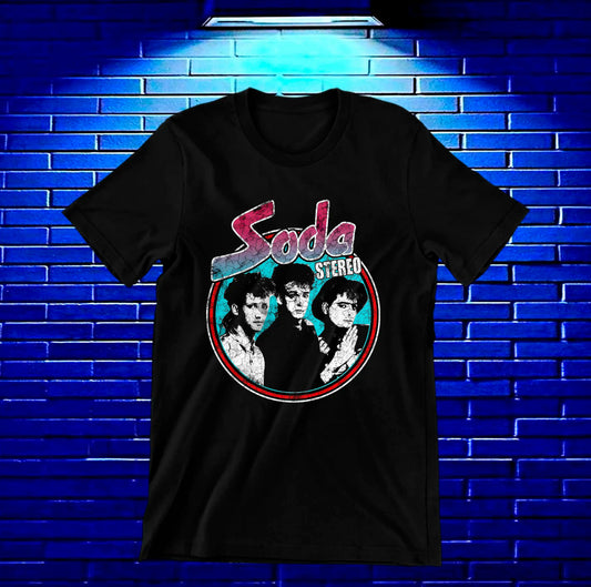 Camiseta Soda Stereo – Banda en marco circular · Negra
