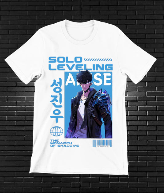 Camiseta Solo Leveling – Sung Jinwoo · cartel azul · Blanca