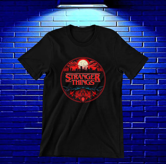 Camiseta Stranger Things – Emblema circular rojo · Negra