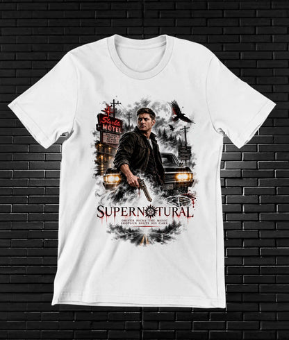Camiseta Supernatural – CAMINE – Diseño BANIX – Blanco