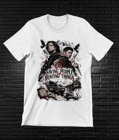 Camiseta Supernatural – CAMINE – Diseño BAREN – Blanco