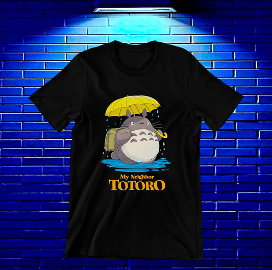 Camiseta Mi vecino Totoro – Totoro entre hojas · Negra